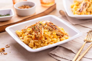 Domuz pastırmalı Alman yumurtası, kızarmış soğan ve ızgara Halloumi peyniri.