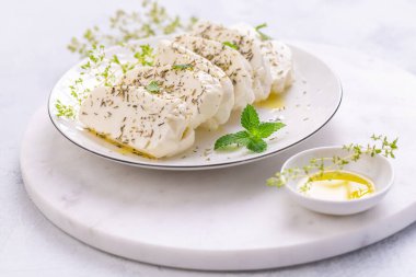 Çiğ halloumi, Kıbrıs Rum Kesimi gıcırtılı peynir ve ızgara için hazırlanmış zeytinyağı.
