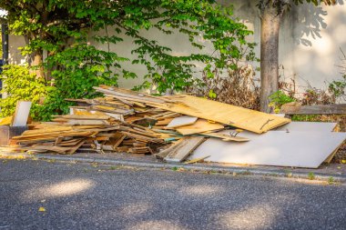 Toplu çöp günü konsepti, konsey atık toplama, toplu atık toplama ve atık idarecileri için sokağa konulan çeşitli çöp öğeleri