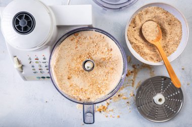 Ev yapımı panko ve ekmek kırıntıları yapmak, sıfır atık kavramı.