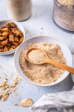 Ev yapımı panko ve ekmek kırıntıları yapmak, sıfır atık kavramı.