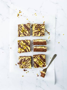 Dubai çikolatalı kek, fıstıklı ve kadayif katmanlı çikolatalı pasta dilimleri.