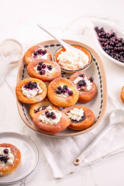 Çek tatlısı kekler (vdolky), maya hamuru, donut, pasta, krem peynirle doldurulmuş