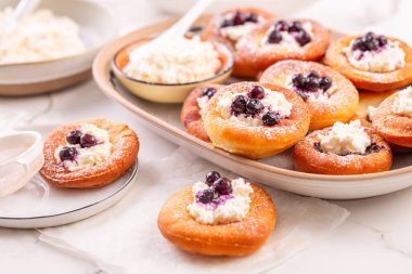 Çek tatlısı kekler (vdolky), maya hamuru, donut, pasta, krem peynirle doldurulmuş