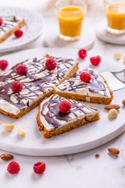 Ev yapımı havuçlu kek, fındıklı, krem peynirli ve havuçlu.