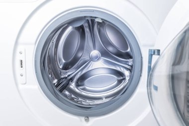 Çamaşır odasında kapısı açık çamaşır makinesi.