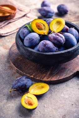 Taze toplanmış olgun erikler (Zwetschgen) şeker ve tarçınlı kâse içinde meyveler. Pasta yapmaya ya da marmelat yapmaya hazırlar.