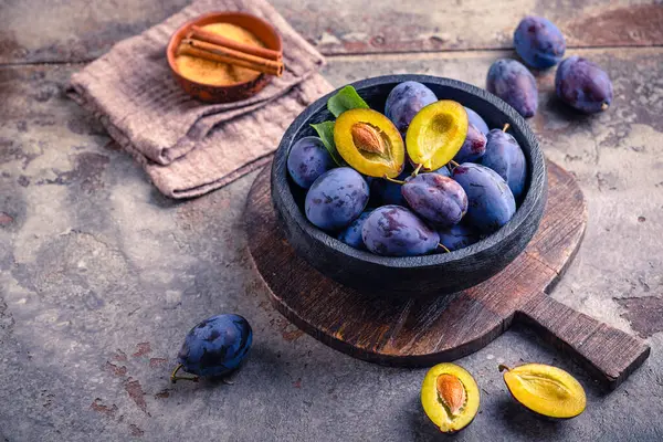 Taze toplanmış olgun erikler (Zwetschgen) şeker ve tarçınlı kâse içinde meyveler. Pasta yapmaya ya da marmelat yapmaya hazırlar.