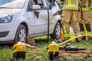 Acil bir operasyon sırasında Alman kurtarma güçlerinin (polis, ambulans, itfaiye) mavi ışığı.