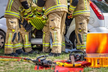 Eğitim sırasında gönüllü itfaiyeciler, kazadan sonra arabadan manken kurtarma.
