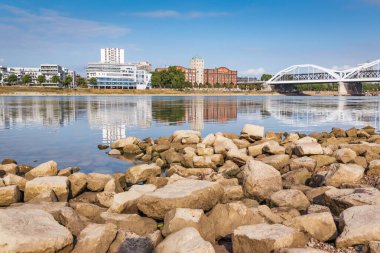 Ren Nehri ve Konrad Adenauer Köprüsü - Alman şehirleri Mannheim ve Ludwigshafen am Rhein arasındaki Ren Nehri