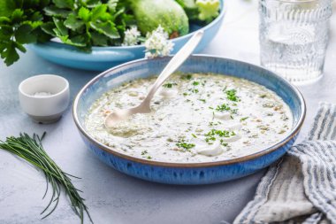 Soğuk yaz kabağı ve mutfak masasında soğanlı yoğurt çorbası, kabaklı gazpacho.
