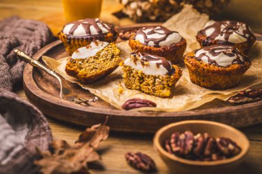 Havuçlu çörek, krem peynirli, çikolatalı ve havuçlu.