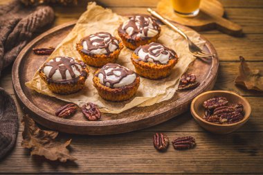 Havuçlu çörek, krem peynirli, çikolatalı ve havuçlu.