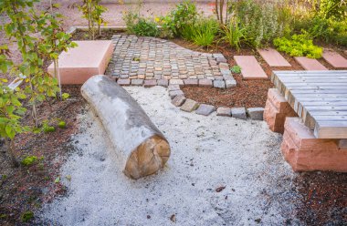 Peyzaj şekilli bahçe tasarımı fikirleri: doğal elementlerin olduğu yol ve oturma alanı