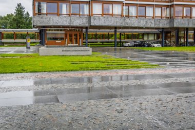 Karlsruhe, Almanya - 24 Eylül 2025: Almanya Federal Cumhuriyeti Anayasa Mahkemesi - Almanya 'nın Karlsruhe kentinde yağmurlu bir günde