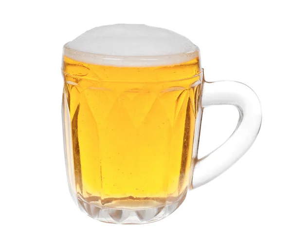 白で隔離の泡と新鮮なビール — ストック写真