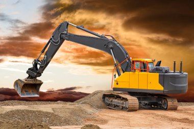 Kazıcı inşaat alanında çalışıyor ve kazıyor