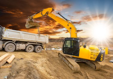 Kazıcı inşaat alanında çalışıyor ve kazıyor