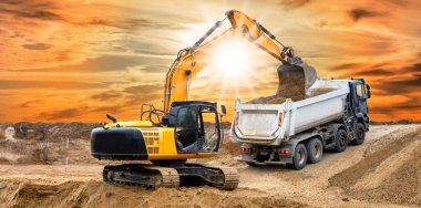 Kazıcı inşaat alanında çalışıyor.