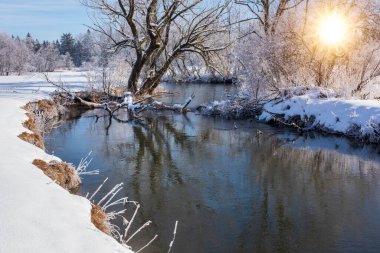 Dağlık ve karlı panoramik kış manzarası