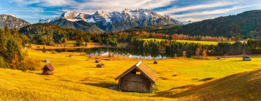  dağ sırasına sahip panoramik manzara