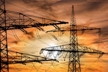  Elektrik ve enerji için elektrik direkleri ve yüksek voltaj kablosu