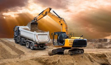  Kazıcı inşaat alanında kazı ve yükleme yapıyor