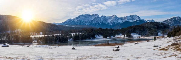 全景冬季风景与山脉和雪 — 图库照片