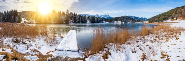 冬は山脈と湖のパノラマ風景 — ストック写真