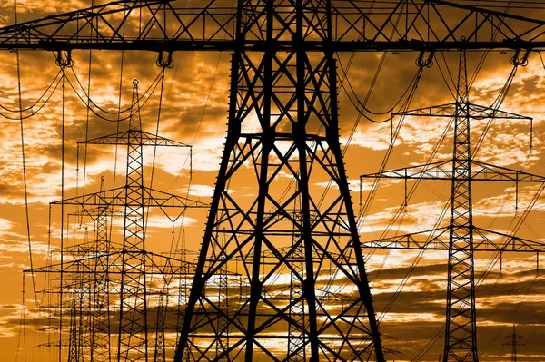 Pyloner Och Högspänningskabel För Och Energi — Stockfoto
