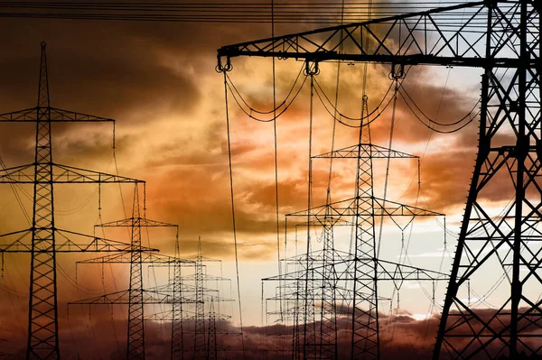 Elektrik Enerji Için Elektrik Direkleri Yüksek Voltaj Kablosu — Stok fotoğraf