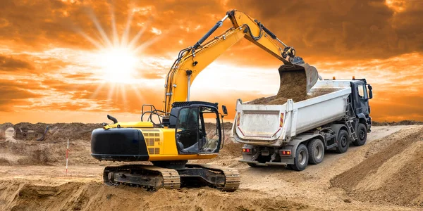 Excavadora Está Cavando Cargando Sitio Construcción — Foto de Stock