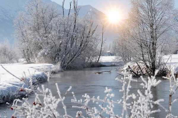 有山脉和河流的冬季风景 — 图库照片