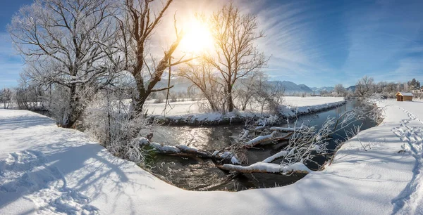 有山脉和河流的冬季风景 — 图库照片