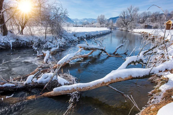 Dağlık Arazi Nehirle Kışın — Stok fotoğraf