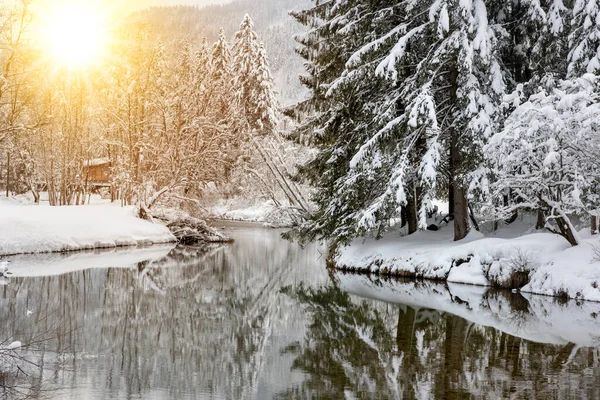 Krajobraz Zimą Pasmem Górskim Rzeką — Zdjęcie stockowe
