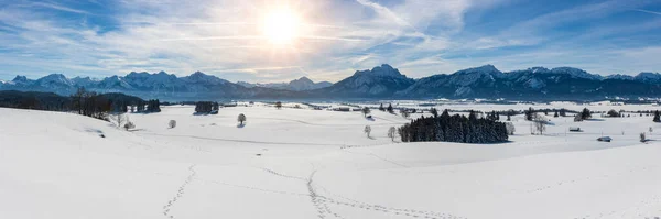 Landskap Vintern Med Bergskedja Och Blå Himmel — Stockfoto