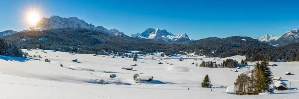 Paesaggio Invernale Con Catena Montuosa Sole Sul Cielo Azzurro — Foto Stock