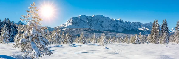Пейзаж Зимой Горным Хребтом Солнцем Голубом Небе — стоковое фото