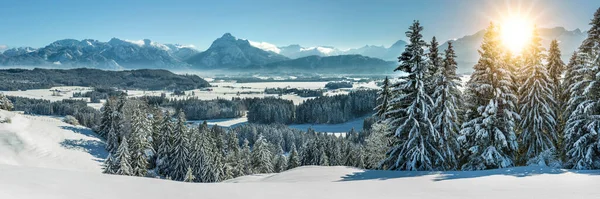 Landschap Winter Met Bergketen Zon Blauwe Hemel — Stockfoto