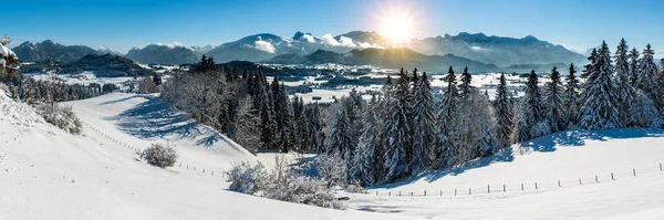 Kış Mevsiminde Dağ Sıraları Mavi Gökyüzünde Güneş Olan Manzara — Stok fotoğraf