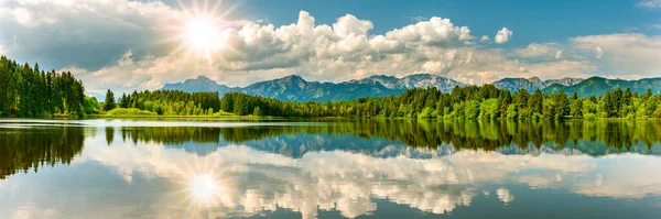 Paysage Panoramique Avec Lac Chaîne Montagnes Soleil Sur Ciel — Photo