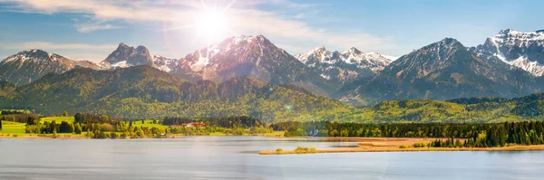Panoramatická Krajina Jezerem Pohořím Sluncem Obloze — Stock fotografie