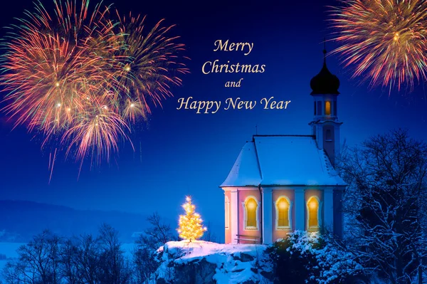 浪漫明亮的圣诞礼拜堂 蓝天前挂着圣诞树 还有五彩缤纷的焰火 — 图库照片