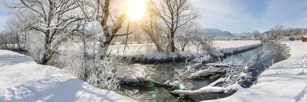 清澈的全景冬季风景 雪和河交织在一起 — 图库照片