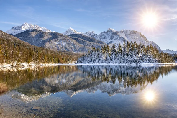 Klidná Panoramatická Zimní Krajina Sněhem Pohořím Odrazem Jezeře — Stock fotografie