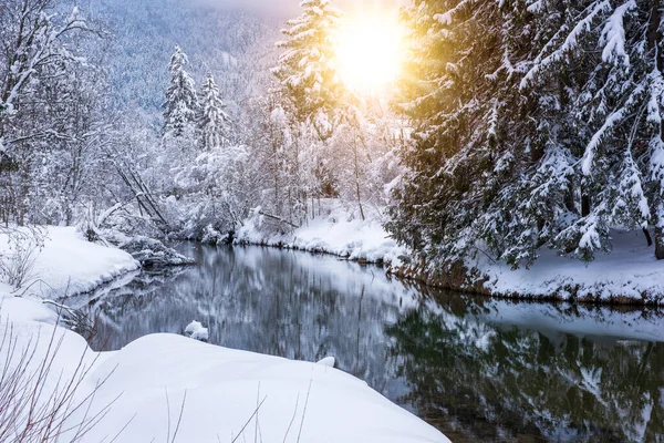 Tranquillo Paesaggio Invernale Panoramico Con Lago Neve Catena Montuosa — Foto Stock