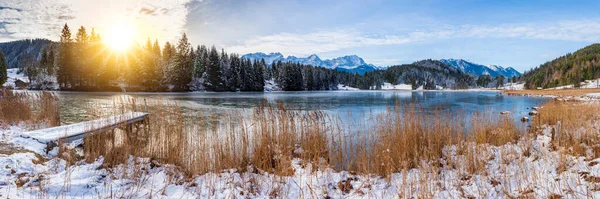 Спокойный Панорамный Зимний Пейзаж Озером Снегом Горным Хребтом — стоковое фото