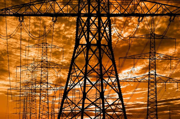 Yüksek Voltaj Elektrik Direkleri Bulutlu Gökyüzüne Karşı — Stok fotoğraf